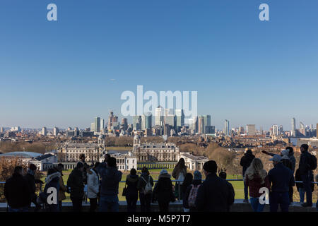 Greenwich, Londra, 25 feb 2018. Ai visitatori di ammirare le viste panoramiche su Greenwich dell architettura storica verso Canary Wharf. Persone in Greenwich Park godono di una bellissima giornata soleggiata con vista chiara attraverso gran parte di Londra. Credito: Imageplotter News e sport/Alamy Live News Foto Stock