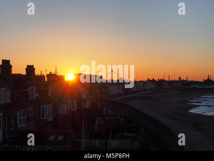 Sheerness, Kent, Regno Unito. Il 25 febbraio, 2018. Regno Unito: Meteo tramonto a Sheerness dopo una soleggiata ma fredda giornata con un forte a nord-est di brezza e vento freddo di -4 gradi C. Credito: James Bell/Alamy Live News Foto Stock