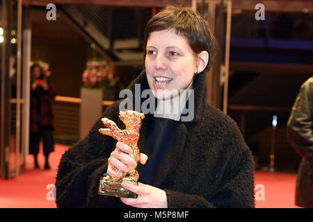 Berlino, Germania. 24 Febbraio, 2018. Adina Pintilie, vincitore dell'Orso d oro per il Miglior Film, dopo la cerimonia di premiazione al 68esimo Festival Internazionale del Cinema di Berlino/Berlinale 2018 alla Berlinale Palast il 24 febbraio 2018 a Berlino, Germania. | Utilizzo di credito in tutto il mondo: dpa/Alamy Live News Foto Stock