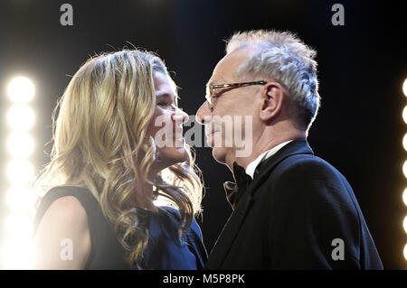 Berlino, Germania. 24 Febbraio, 2018. Anke Engelke e Dieter Kosslick durante la cerimonia di premiazione al 68esimo Festival Internazionale del Cinema di Berlino/Berlinale 2018 alla Berlinale Palast il 24 febbraio 2018 a Berlino, Germania. | Utilizzo di credito in tutto il mondo: dpa/Alamy Live News Foto Stock