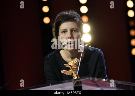 Berlino, Germania. 24 Febbraio, 2018. Adina Pintilie, vincitore dell'Orso d oro per il Miglior Film, durante la cerimonia di premiazione al 68esimo Festival Internazionale del Cinema di Berlino/Berlinale 2018 alla Berlinale Palast il 24 febbraio 2018 a Berlino, Germania. | Utilizzo di credito in tutto il mondo: dpa/Alamy Live News Foto Stock