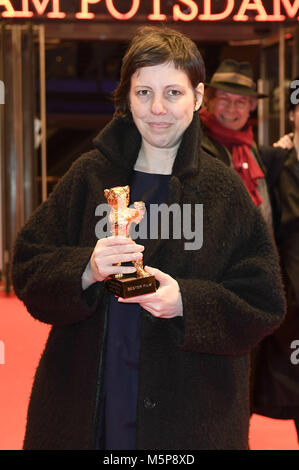 Berlino, Germania. 24 Febbraio, 2018. Adina Pintilie, vincitore dell'Orso d oro per il Miglior Film, dopo la cerimonia di premiazione al 68esimo Festival Internazionale del Cinema di Berlino/Berlinale 2018 alla Berlinale Palast il 24 febbraio 2018 a Berlino, Germania. | Utilizzo di credito in tutto il mondo: dpa/Alamy Live News Foto Stock