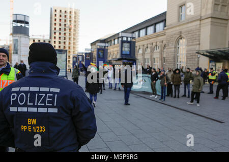 Mannheim, Germania. Il 25 febbraio 2018. Un funzionario di polizia orologi la protesta curda. Turchi e curdi manifestanti di fronte gli uni degli altri in occasione delle proteste nel centro della città di Mannheim. Il bagno turco manifestanti hanno sostenuto l'attacco da parte dell'esercito turco sulla città siriana di Afrin, il quale è controllato dal popolare curda Unità di Protezione (YPG). Il contatore curda manifestanti hanno chiesto lo stato turco i terroristi per l'attacco. Foto Stock