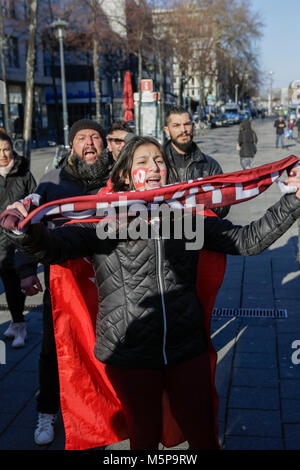 Mannheim, Germania. Il 25 febbraio 2018. Un manifestante turco trasportare esclamazioni di slogan a manifestanti curdi. Turchi e curdi manifestanti di fronte gli uni degli altri in occasione delle proteste nel centro della città di Mannheim. Il bagno turco manifestanti hanno sostenuto l'attacco da parte dell'esercito turco sulla città siriana di Afrin, il quale è controllato dal popolare curda Unità di Protezione (YPG). Il contatore curda manifestanti hanno chiesto lo stato turco i terroristi per l'attacco. Foto Stock