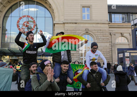 Mannheim, Germania. Il 25 febbraio 2018. Manifestanti curdi Gridare slogan e wave un flag di Rojava. Turchi e curdi manifestanti di fronte gli uni degli altri in occasione delle proteste nel centro della città di Mannheim. Il bagno turco manifestanti hanno sostenuto l'attacco da parte dell'esercito turco sulla città siriana di Afrin, il quale è controllato dal popolare curda Unità di Protezione (YPG). Il contatore curda manifestanti hanno chiesto lo stato turco i terroristi per l'attacco. Foto Stock