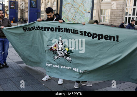 Mannheim, Germania. Il 25 febbraio 2018. Manifestanti curdi portano un banner che legge 'Stop il terrorismo di stato - discesa del PKK divieto". Turchi e curdi manifestanti di fronte gli uni degli altri in occasione delle proteste nel centro della città di Mannheim. Il bagno turco manifestanti hanno sostenuto l'attacco da parte dell'esercito turco sulla città siriana di Afrin, il quale è controllato dal popolare curda Unità di Protezione (YPG). Il contatore curda manifestanti hanno chiesto lo stato turco i terroristi per l'attacco. Foto Stock