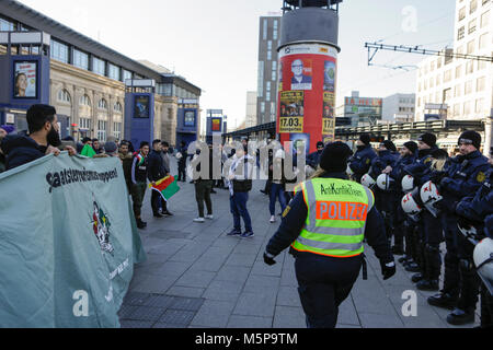 Mannheim, Germania. Il 25 febbraio 2018. Sommossa degli ufficiali di polizia a stare di fronte di manifestanti curdi, che li separa dal turco contestatori. Turchi e curdi manifestanti di fronte gli uni degli altri in occasione delle proteste nel centro della città di Mannheim. Il bagno turco manifestanti hanno sostenuto l'attacco da parte dell'esercito turco sulla città siriana di Afrin, il quale è controllato dal popolare curda Unità di Protezione (YPG). Il contatore curda manifestanti hanno chiesto lo stato turco i terroristi per l'attacco. Foto Stock