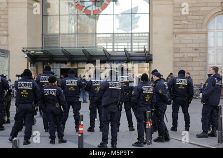 Mannheim, Germania. Il 25 febbraio 2018. Gli ufficiali di polizia guarda i manifestanti curdi lasciare. Turchi e curdi manifestanti di fronte gli uni degli altri in occasione delle proteste nel centro della città di Mannheim. Il bagno turco manifestanti hanno sostenuto l'attacco da parte dell'esercito turco sulla città siriana di Afrin, il quale è controllato dal popolare curda Unità di Protezione (YPG). Il contatore curda manifestanti hanno chiesto lo stato turco i terroristi per l'attacco. Foto Stock