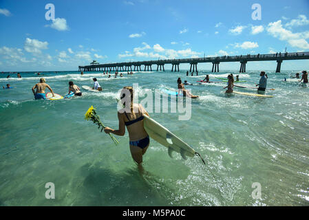 A Deerfield Beach, FL, Stati Uniti d'America. Il 25 febbraio, 2018. Florida, Stati Uniti d'America - Stati Uniti - Isola di sport acquatici di Deerfield Beach ha ospitato una racchetta fuori memorial per il 17 personale/studenti da Marjory Stoneman Douglas ucciso il 15 febbraio Credito: Sun-Sentinel/ZUMA filo/Alamy Live News Foto Stock