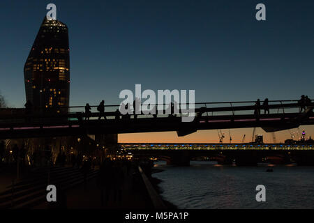 Londra, Regno Unito. Il 25 febbraio 2018. Regno Unito meteo. Un bel tramonto lungo il fiume Tamigi. Sagome di persone sul Millennium bridge con Blackfriars Rail Bridge dietro. Credito: Carol moiré/Alamy Live News. Foto Stock