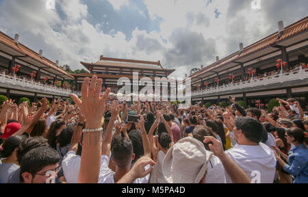 Sao Paulo, Brasile. Il 25 febbraio, 2018. Brasiliani festeggiare il nuovo anno cinese in Zu Lai tempio buddista con spettacoli, tamburi e la tradizionale danza leon Credito: Dario Oliveira/ZUMA filo/Alamy Live News Foto Stock