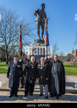 Warrington, Cheshire, Regno Unito. Il 25 febbraio, 2018. In seguito al servizio di anniversario per commemorare la battaglia di Pieter's Hill nella guerra boera, il sindaco e il Sindaco di Warrington, Les e Gwyn Morgan, posano per una foto sotto la statua in bronzo di Lt Col W McCarthy O'Leary che ha guidato la carica in Sud Africa. Credito: John Hopkins/Alamy Live News Foto Stock