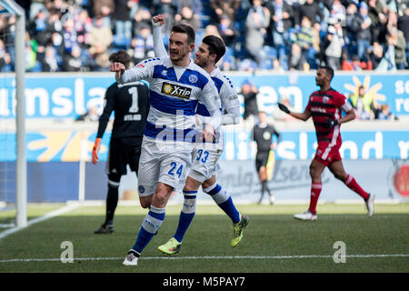 Duisburg, Germania. 24 Febbraio, 2018. 24 febbraio 2018, Germania, Duisburg: Tedesco di seconda divisione della Bundesliga match tra MSV Duisburg e FC Ingolstadt 04, Schauinsland-Reisen Arena: Duisburg il marcatore Boris Tashchy celebra il 2-1 obiettivo con Duisburg Stoppelkamp Moritz. Credito: Marcel Kusch/dpa - Nutzung nur nach Vereinbarung vertraglicher/dpa/Alamy Live News Foto Stock