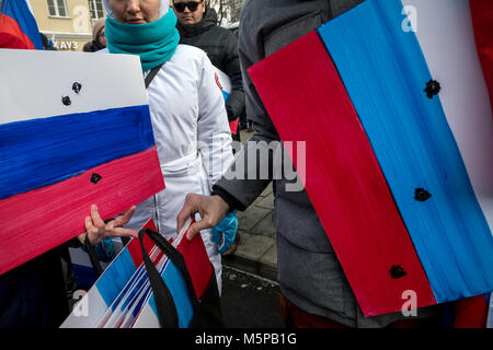 Mosca, Russia. 25 feb 2018.la gente a prendere parte a marzo nel centro di Mosca strade in memoria del politico russo e il leader dell opposizione Boris Nemtsov alla vigilia del terzo anniversario della sua morte Credito: Nikolay Vinokurov/Alamy Live News Foto Stock