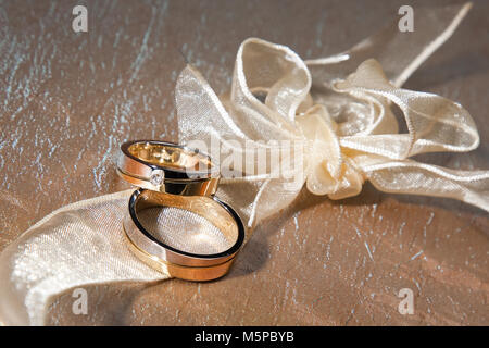 Gli anelli di nozze con thule per decorazione Foto Stock