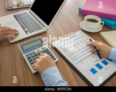 Due revisori che lavorano in ufficio. Il lavoro di squadra concetto Foto Stock