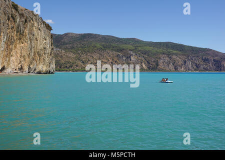 Etretat, la Manneporte roccia naturale arch meraviglia, Cliff e spiaggia. Foto Stock