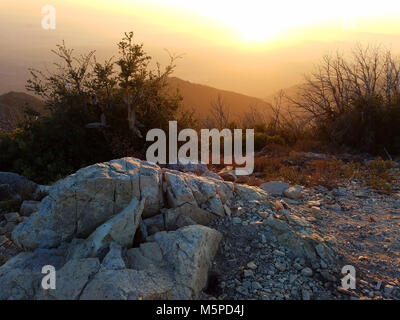 Tramonto mozzafiato sulla cima del monte Lowe, San Gabriel foresta, nella contea di Los Angeles Foto Stock
