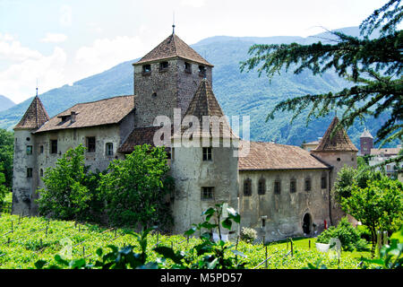 La storica belle mura e torri rotonde del castello "Castel Mareccio' con vigneti - Bolzano, Alto Adige, Italia Foto Stock