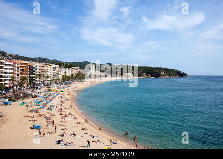 Lloret de Mar cittadina sulla Costa Brava in Spagna, in Catalogna, in spiaggia dal Mare Mediterraneo Foto Stock