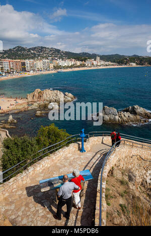 La scala al mare a Lloret de Mar cittadina sulla Costa Brava in Catalogna, Spagna, i turisti alla ricerca di una mappa della città Foto Stock