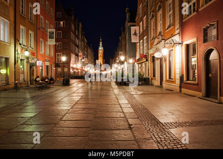 Città Vecchia di Danzica alla notte in Polonia, il Long Lane (Ulica Długa) rappresentativo di una strada pedonale nel centro storico della città Foto Stock