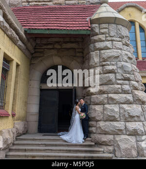 Le coppie gregge a Qingdao chiesa protestante di avere le loro foto di matrimonio. Si tratta di una delle famose chiese costruite dai tedeschi. Foto Stock