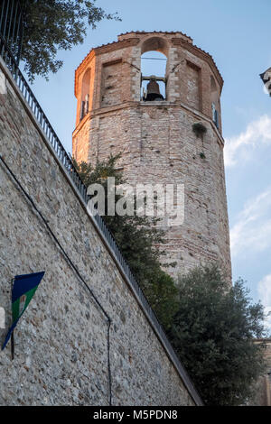 Amelia (Terni Umbria Italia): edifici storici della città vecchia. Torre Foto Stock
