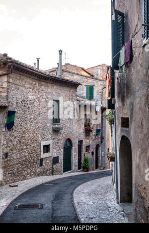 Amelia (Terni Umbria Italia): edifici storici della città vecchia. Tipica strada alla sera Foto Stock