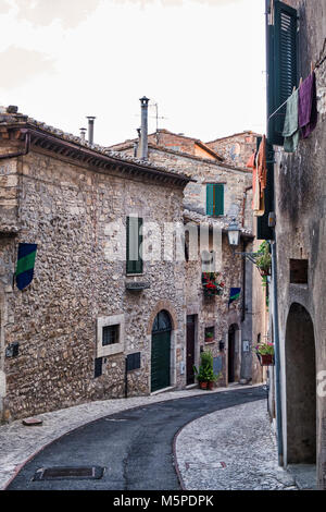 Amelia (Terni Umbria Italia): edifici storici della città vecchia. Tipica strada alla sera Foto Stock