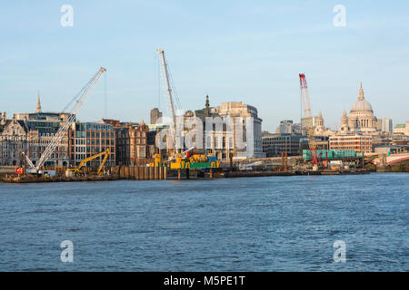 La Thames Tideway Tunnel sulla Blackfriars Bridge Foreshore sito, sulla sponda nord del fiume Tamigi, a ovest del Blackfriars Bridge Foto Stock