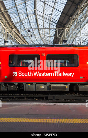 Un primo gruppo/MTR South Western Railway Desiro classe City 707 treno, costruito da Siemens, in attesa presso la stazione. Foto Stock