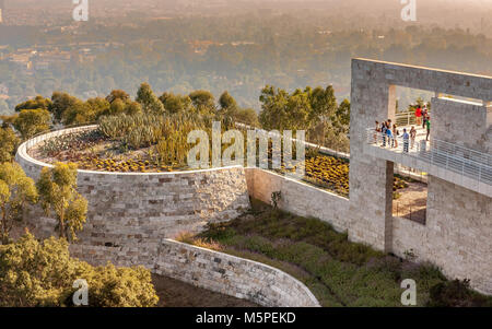 La gente che guarda fuori sopra il giardino recintato di cactus del centro di Getty in pietra in Brentwood, Los Angeles, CA, Stati Uniti Foto Stock