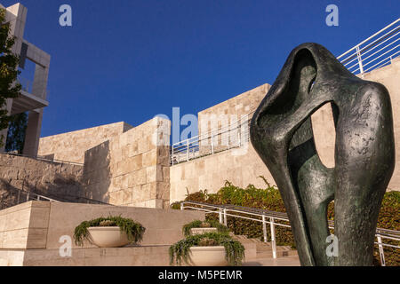 Barbara Hepworth scultura Figura per il paesaggio al Fran e Ray Stark Sculpture Terrace, il Getty Center, Brentwood Los Angeles, California Foto Stock