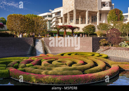 Il Getty Center giardini centrali che mostra il labirinto a spirale ,un labirinto flottante realizzato da azalee creato dall'artista Robert Irwin , Brentwood, Los Angeles . Foto Stock