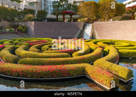 Il Getty Center giardini centrali che mostra il labirinto a spirale ,un labirinto flottante realizzato da azalee creato dall'artista Robert Irwin , Brentwood, Los Angeles . Foto Stock