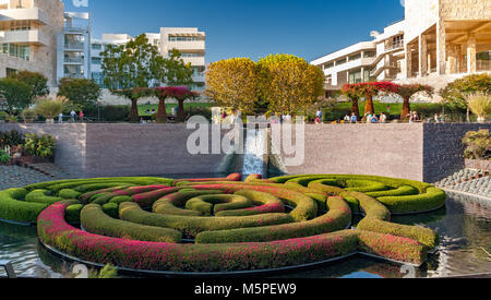 Il Getty Center giardini centrali che mostra il labirinto a spirale ,un labirinto flottante realizzato da azalee creato dall'artista Robert Irwin , Brentwood, Los Angeles . Foto Stock