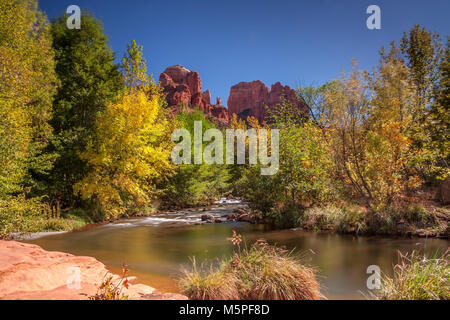 Ancora un laghetto con bianco latte acqua al di sotto della Cattedrale, Rock Canyon di Oak Creek, vicino alla città di Sedona, Yavapai County, Arizona Foto Stock