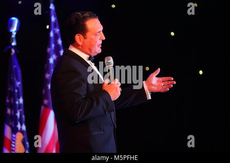 Alan Becks eseguendo come Frank Sinatra durante la Ultimate Tribute Show a minatori Swillington Welfare Club a Leeds Foto Stock