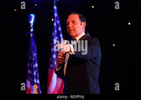 Alan Becks eseguendo come Frank Sinatra durante la Ultimate Tribute Show a minatori Swillington Welfare Club a Leeds Foto Stock