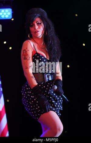 Tania Alboni eseguendo i suoi Amy Winehouse tributo atto durante la Ultimate Tribute Show a minatori Swillington Welfare Club a Leeds Foto Stock