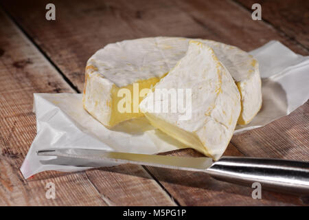 Formaggio di capra fresco con il wrapper Foto Stock