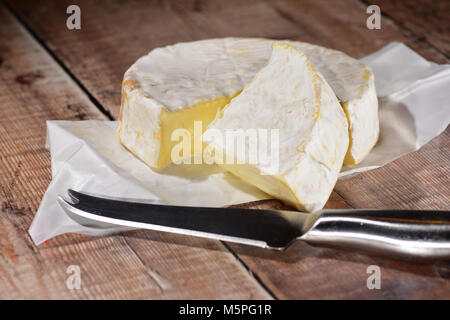 Formaggio di capra fresco con il wrapper Foto Stock