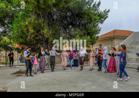 Arsos, Cipro - 8 Ottobre 2017: ballerini cipriota esecuzione di un tradizionale gruppo di danza con il pubblico nella giunzione. Foto Stock