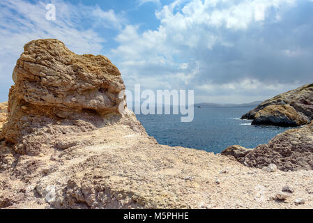 Rocce e con vista sul mare nella baia di Firopotamos su Milos, Cicladi, Grecia. Foto Stock