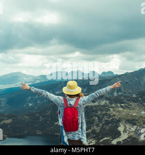 Ragazza che viaggiano in Rila montagne Bulgaria Foto Stock