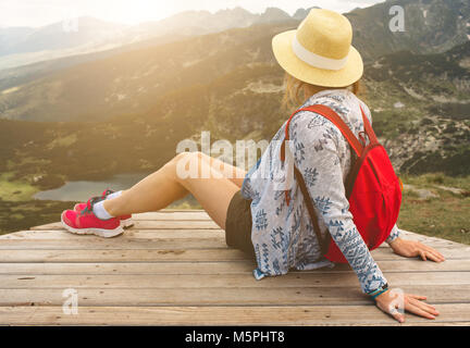 Ragazza che viaggiano in Rila montagne Bulgaria Foto Stock