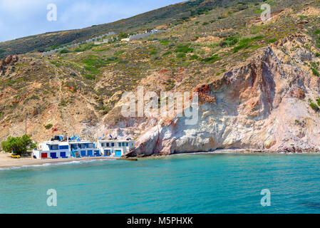 Il pittoresco villaggio di Firopotamos, di un porto di pesca e una spiaggia con case tradizionali (syrmata) di fronte al mare. Milos, Cicladi Grecia Foto Stock