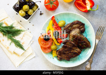 Stuzzicanti barbecue da bistecca di controfiletto di manzo arrosto completa servita con verdura fresca insalata. Foto Stock