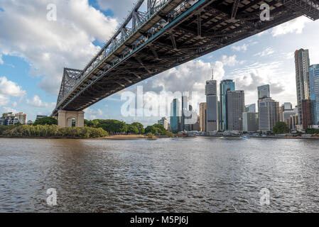 Storia ponte sul Fiume Brisbane con il Distretto Centrale degli Affari in background Foto Stock